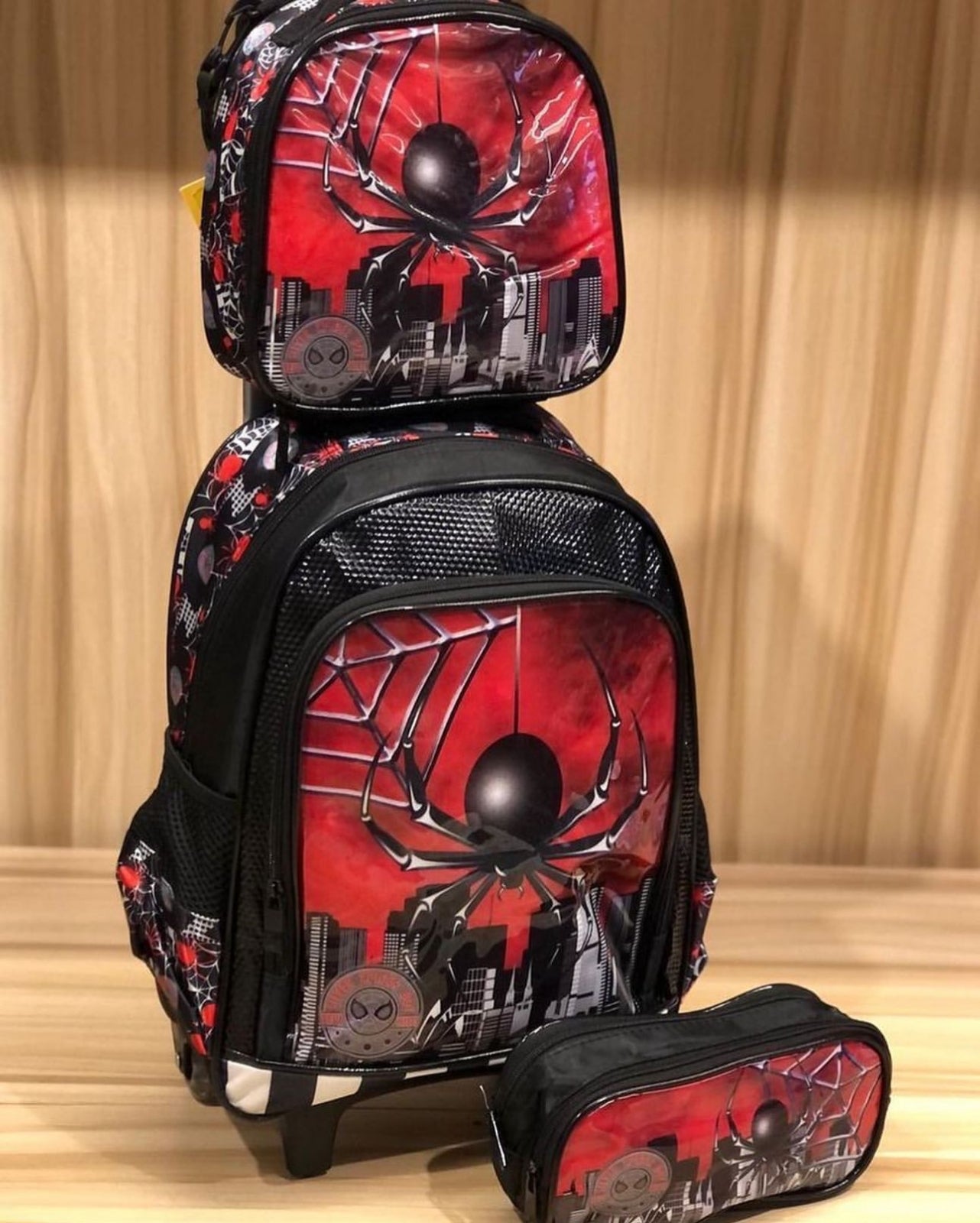 Mochila de Rodinhas Infantil - Para Menino ( Homem Aranha, Batman..)